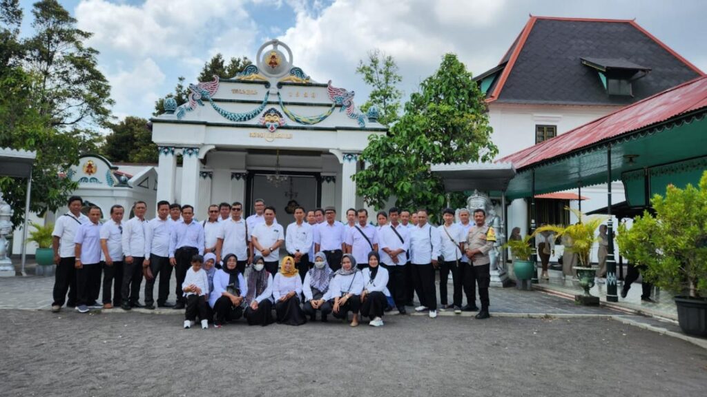 KUNJUNGAN PEMERINTAH KALURAHAN SUMBERHARJO KE PAMERAN KEDATON KERATON YOGYAKARTA