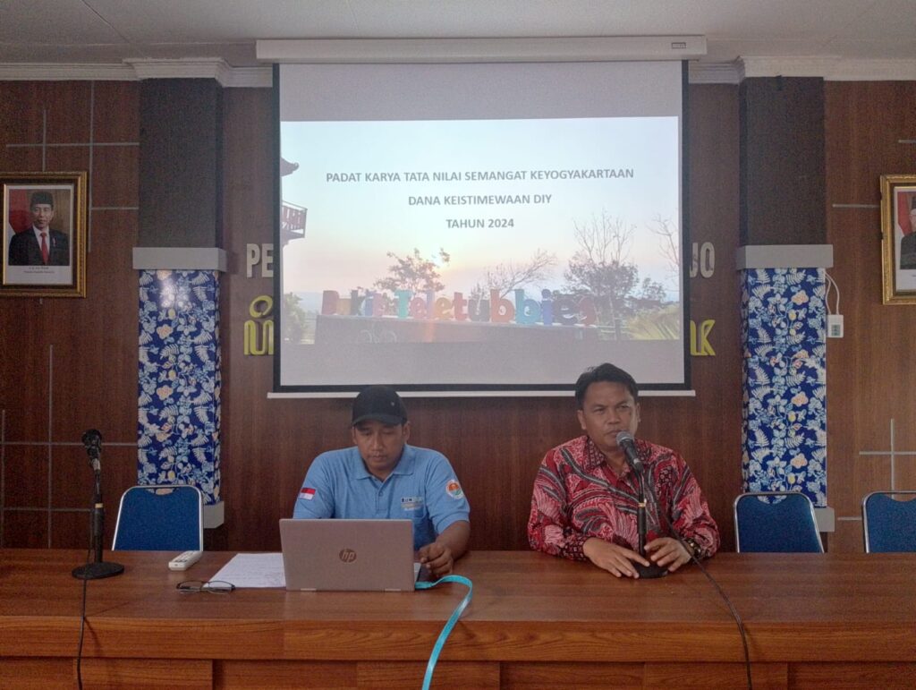 SOSIALISASI PEMBANGUNAN PADAT KARYA DI PADUKUHAN SENGIR