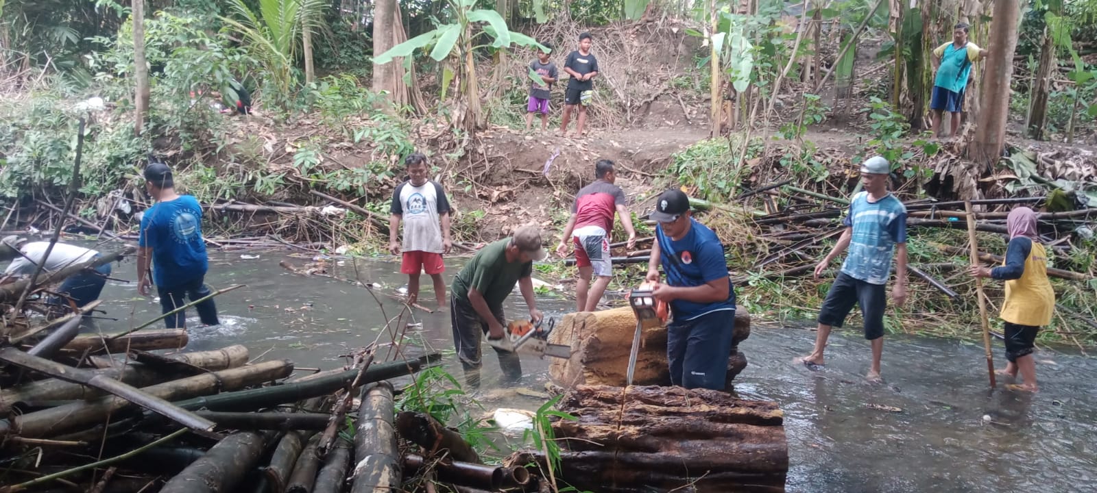 RELAWAN BERSIHKAN ALIRAN SUNGAI