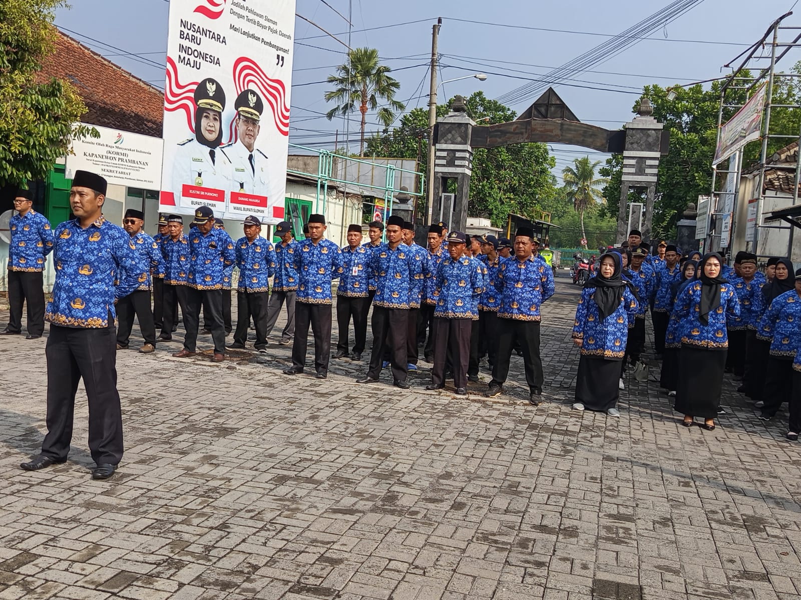PETUGAS UPACARA OLEH PAMONG