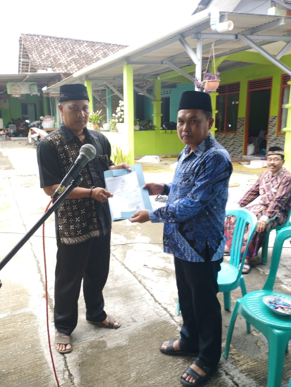 PENYERAHAN AKTA KEMATIAN DI PADUKUHAN BERJO