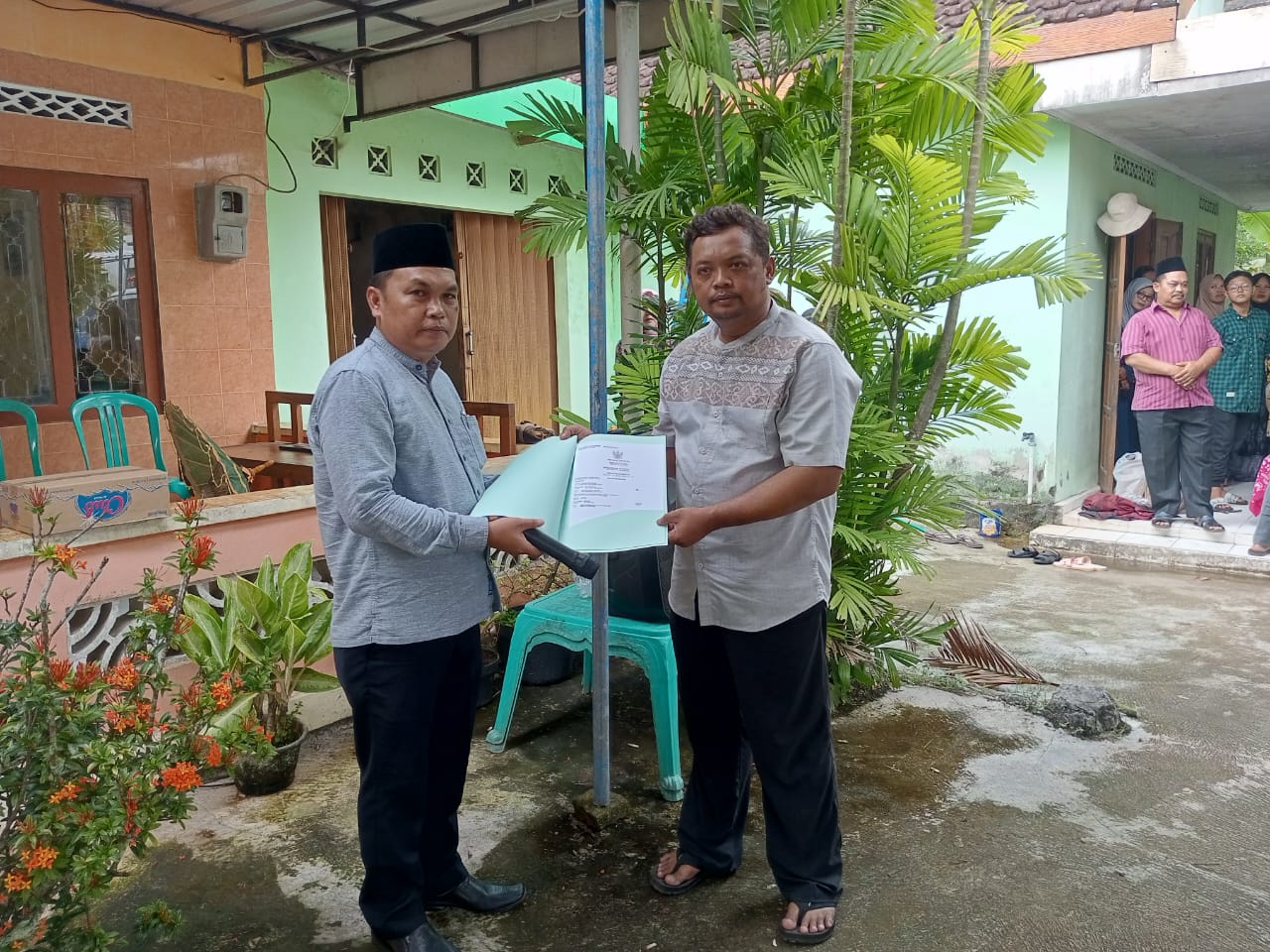 PENYERAHAN AKTA KEMATIAN DI PADUKUHAN DALEMAN