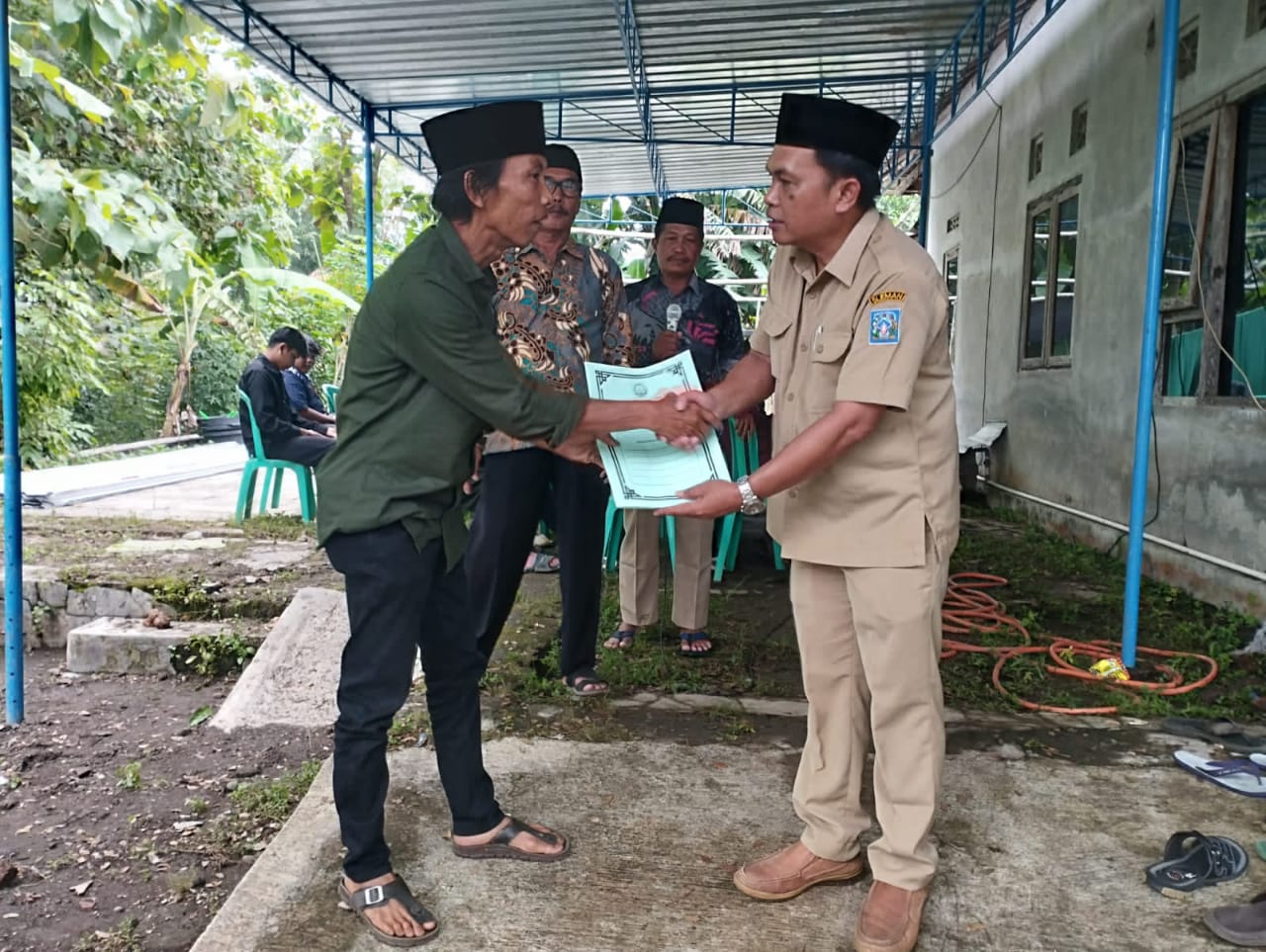 PENYERAHAN AKTA KEMATIAN DI PADUKUHAN BERJO