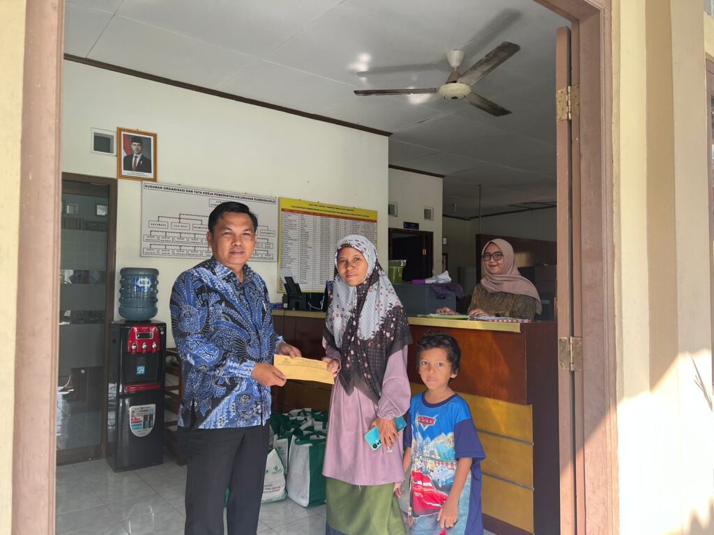 Lurah Serahkan Bantuan dari Baznas