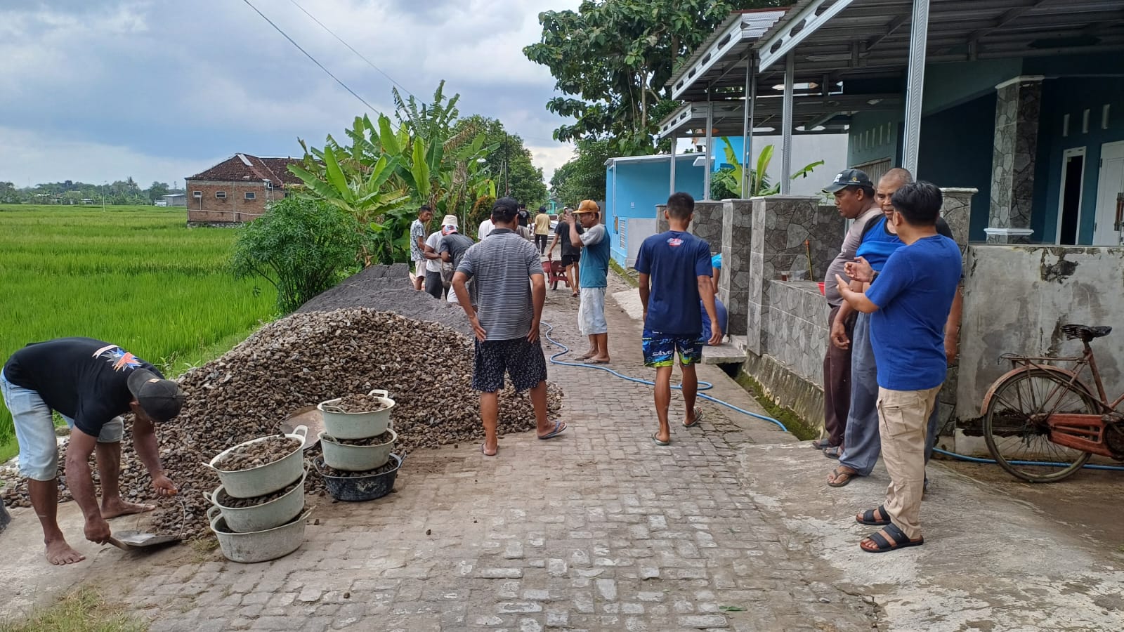 LURAH SAMBANGI PEMBANGUNAN DI PADUKUHAN