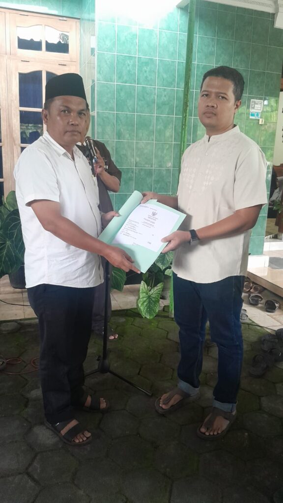 PENYERAHAN AKTA KEMATIAN DI PADUKUHAN MELIKAN