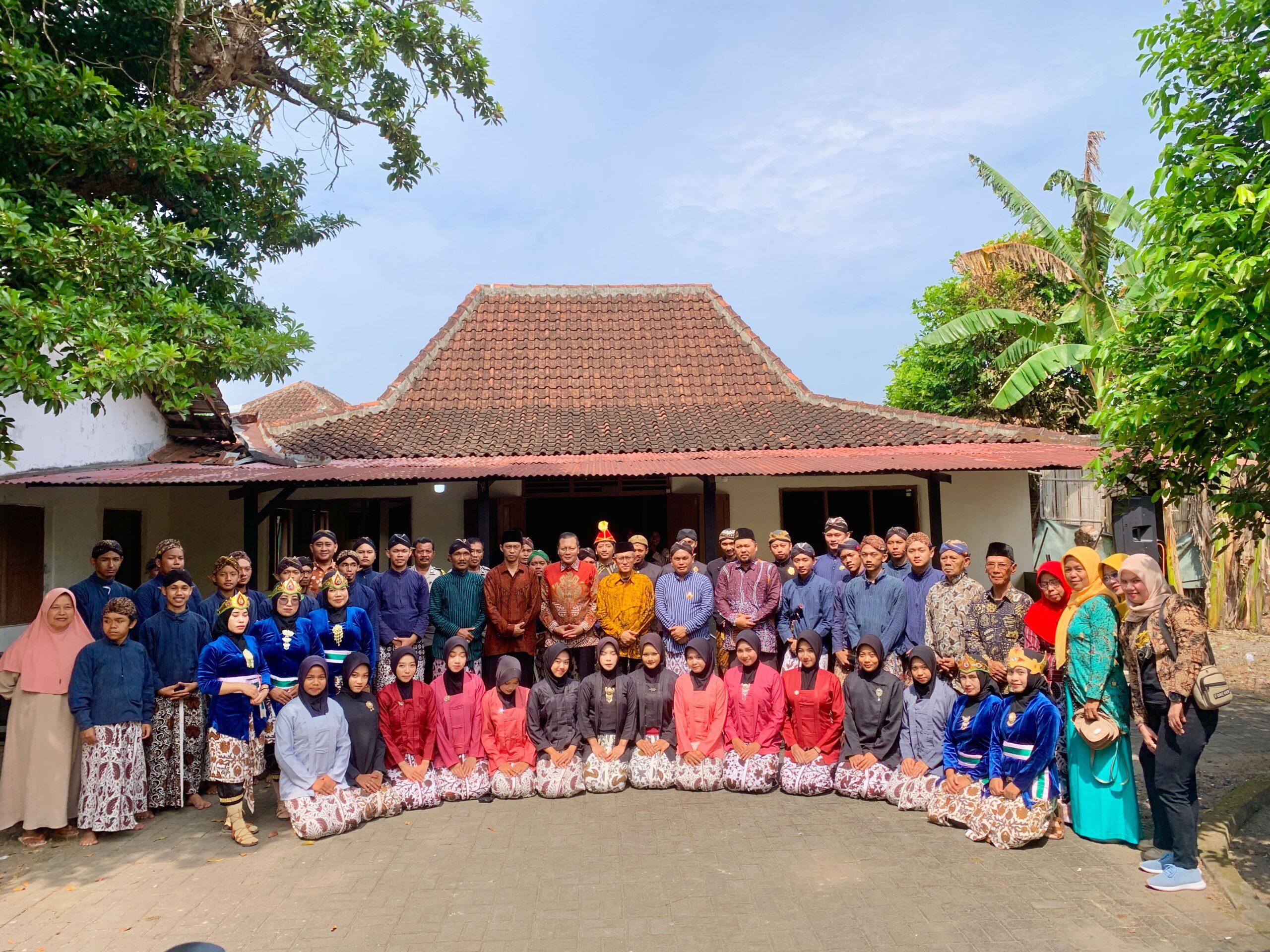 SIRAMAN PUSAKA DI PADUKUHAN KLERO