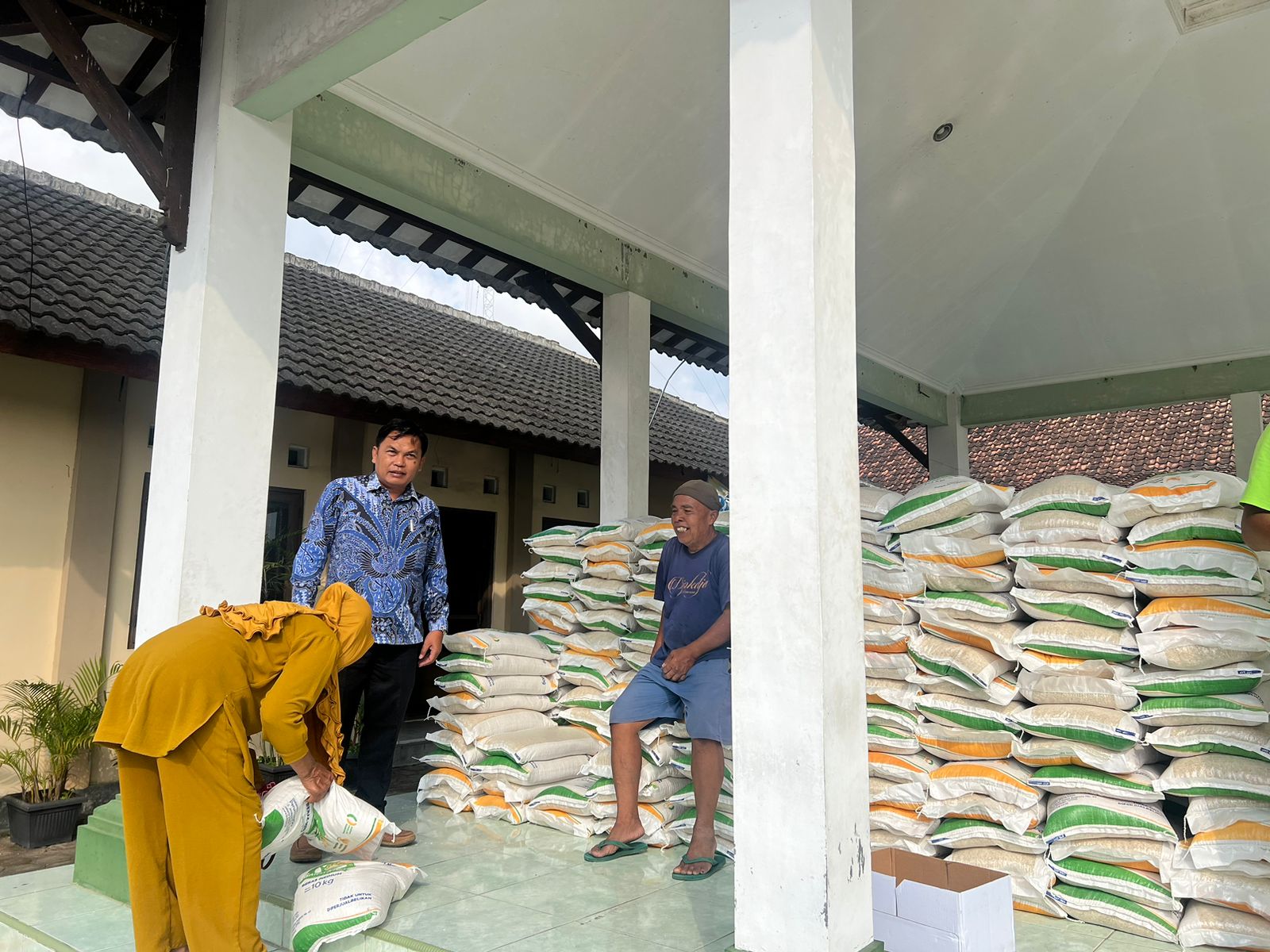 PENYALURAN BPNT DI KALURAHAN SUMBERHARJO