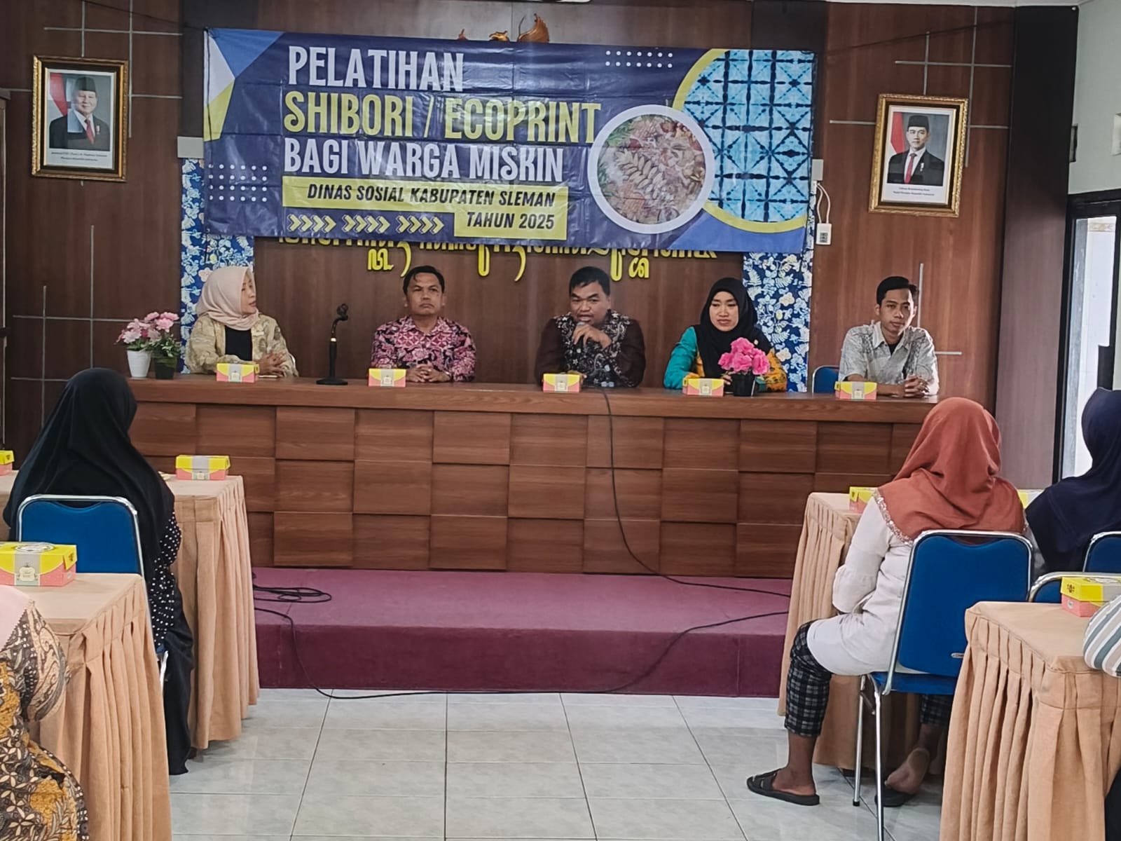 PELATIHAN MEMBATIK BAGI WARGA MISKIN
