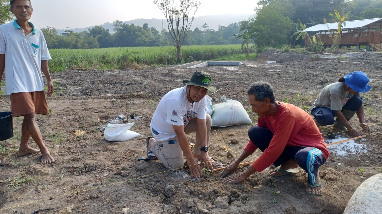 TANAM PERDANA DI KELOMPOK SUMBER TUMUWUH