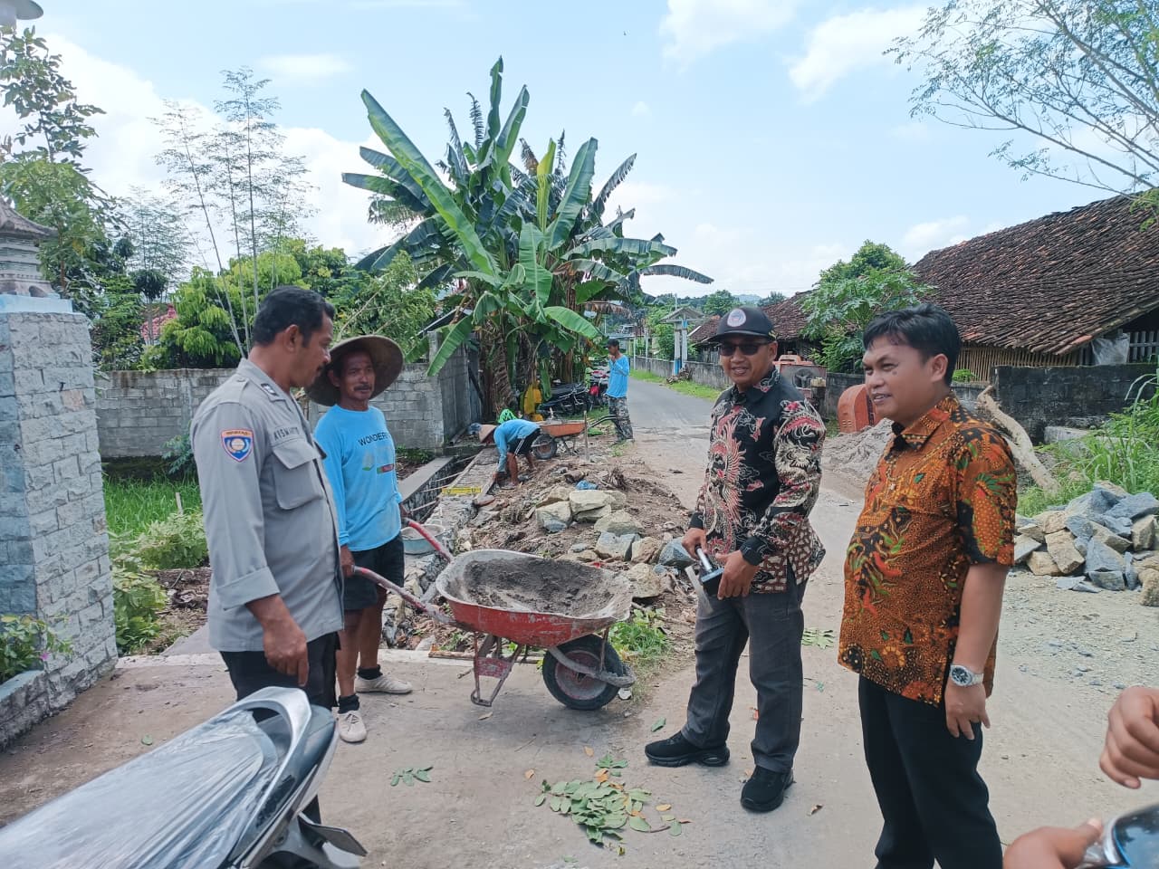 PEMBANGUNAN TALUD IRIGASI DI TERUMAN