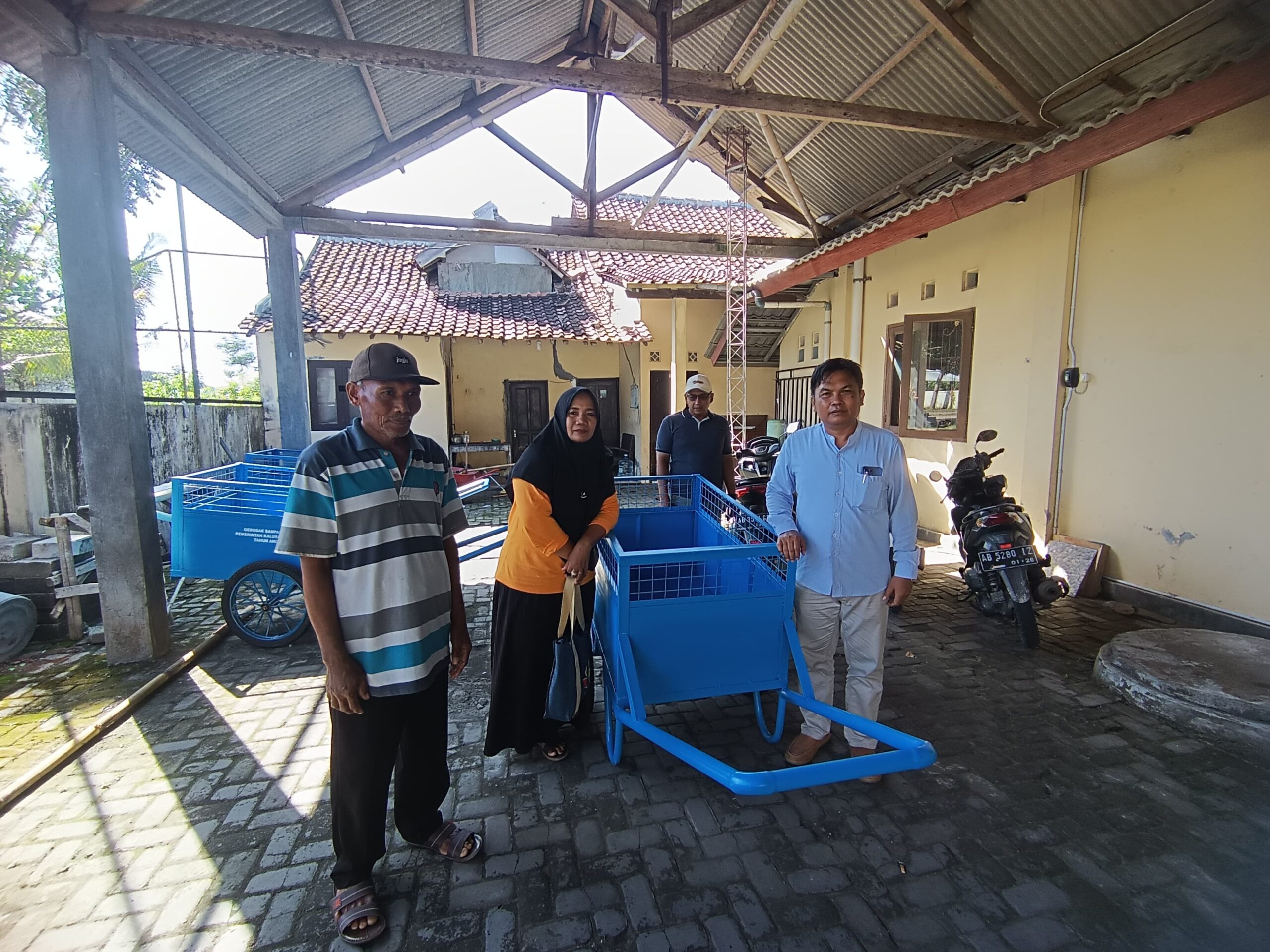 LURAH SERAHKAN GEROBAK SAMPAH