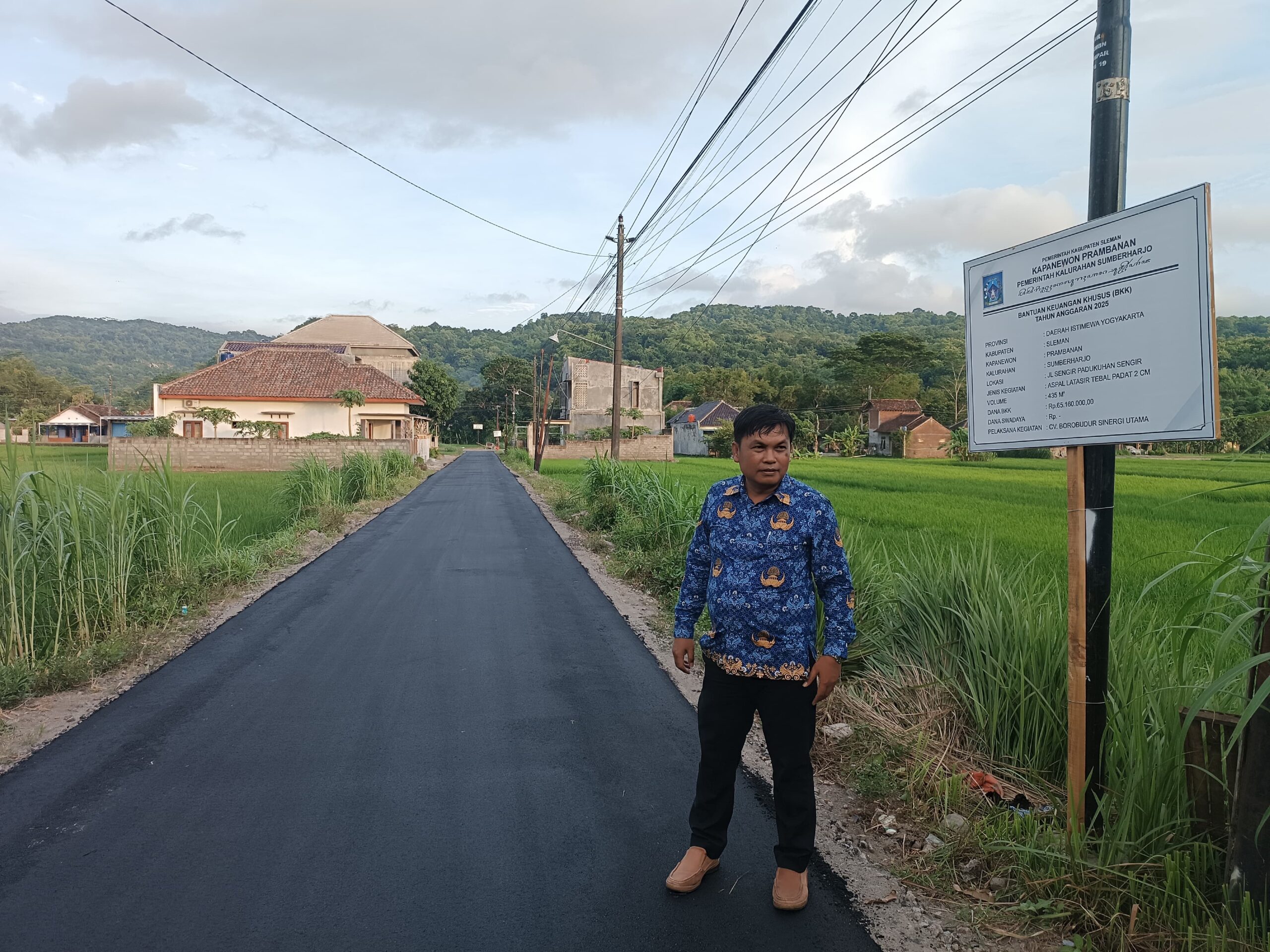 PENGASPALAN JALAN DI PADUKUHAN SENGIR
