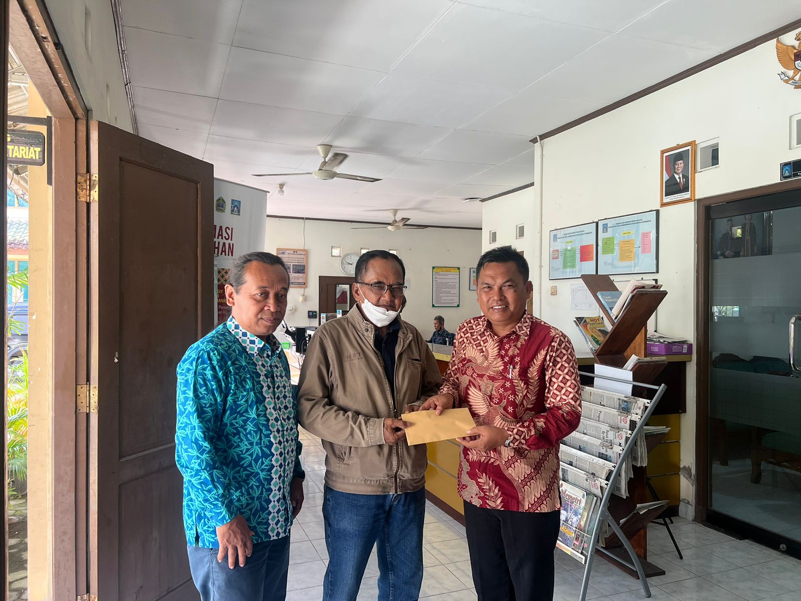 PENYERAHAN INSENTIF BAGI TOKOH AGAMA KATHOLIK