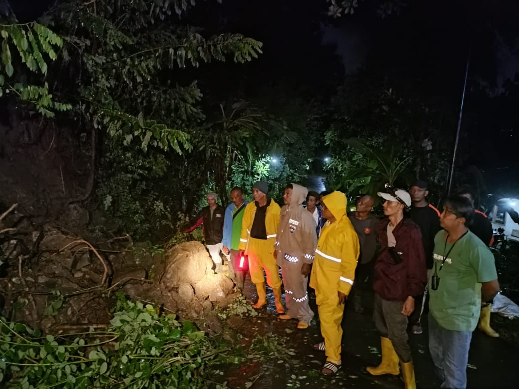 SATLINMAS EVAKUASI LONGSOR DI PADUKUHAN GAMPARAN