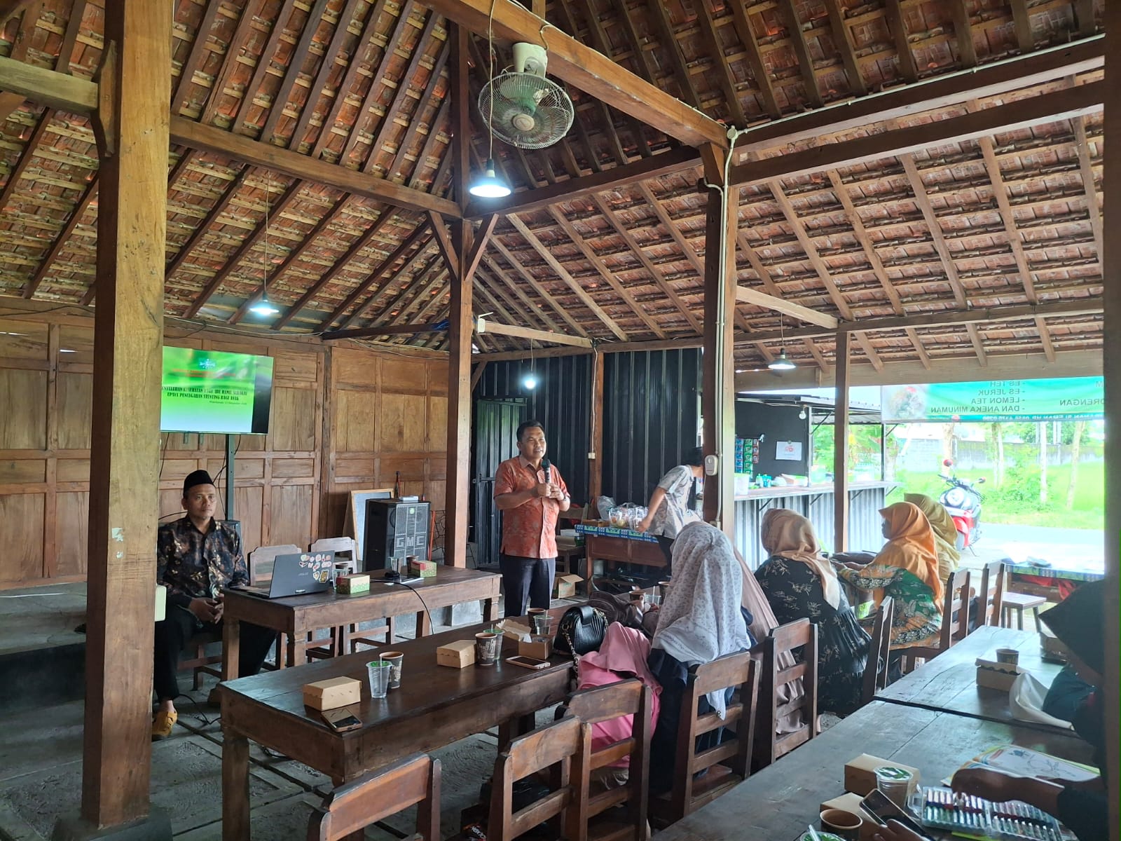 LURAH HADIRI PENDIDIKAN DAN PELATIHAN OLEH MUSLIMAT