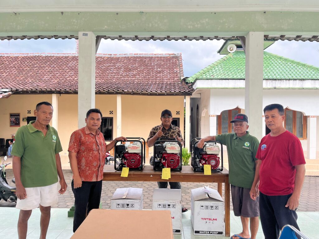 PENYERAHAN BANTUAN POMPA AIR UNTUK KELOMPOK TANI