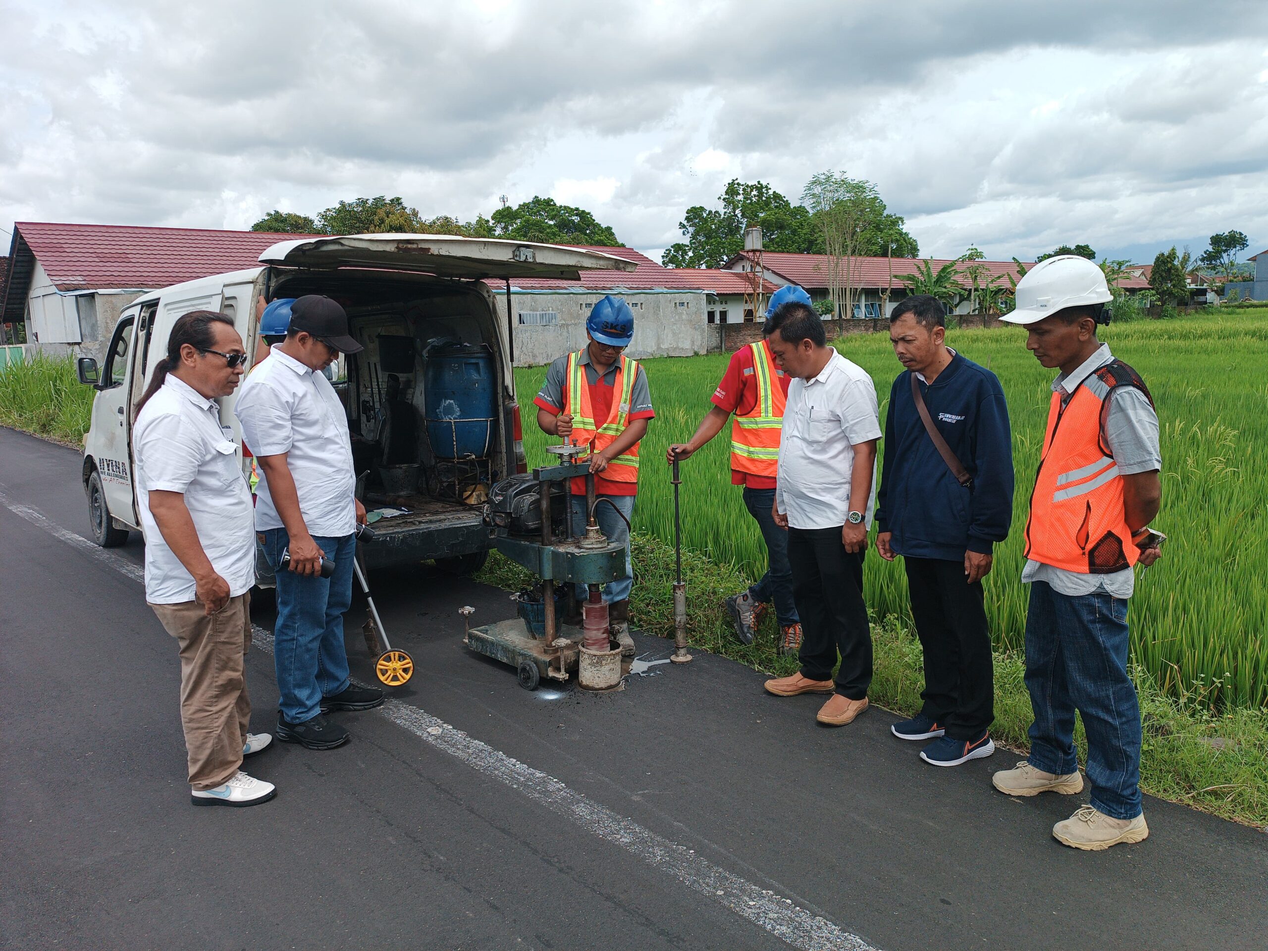 LURAH LAKUKAN PENGUKURAN KETEBALAN ASPAL
