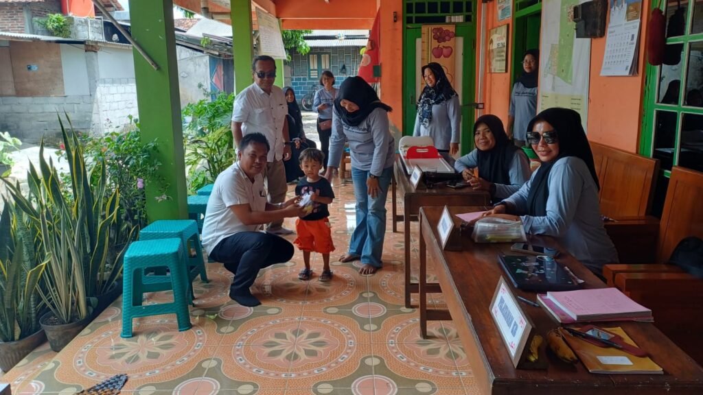 LURAH SAMBANGI POSYANDU DI PADUKUHAN GUNUNG GEBANG