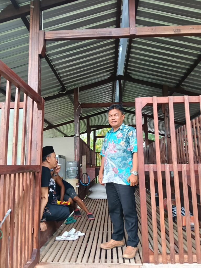 LURAH KUNJUNGI PETERNAKAN KAMBING MILIK BUMKAL
