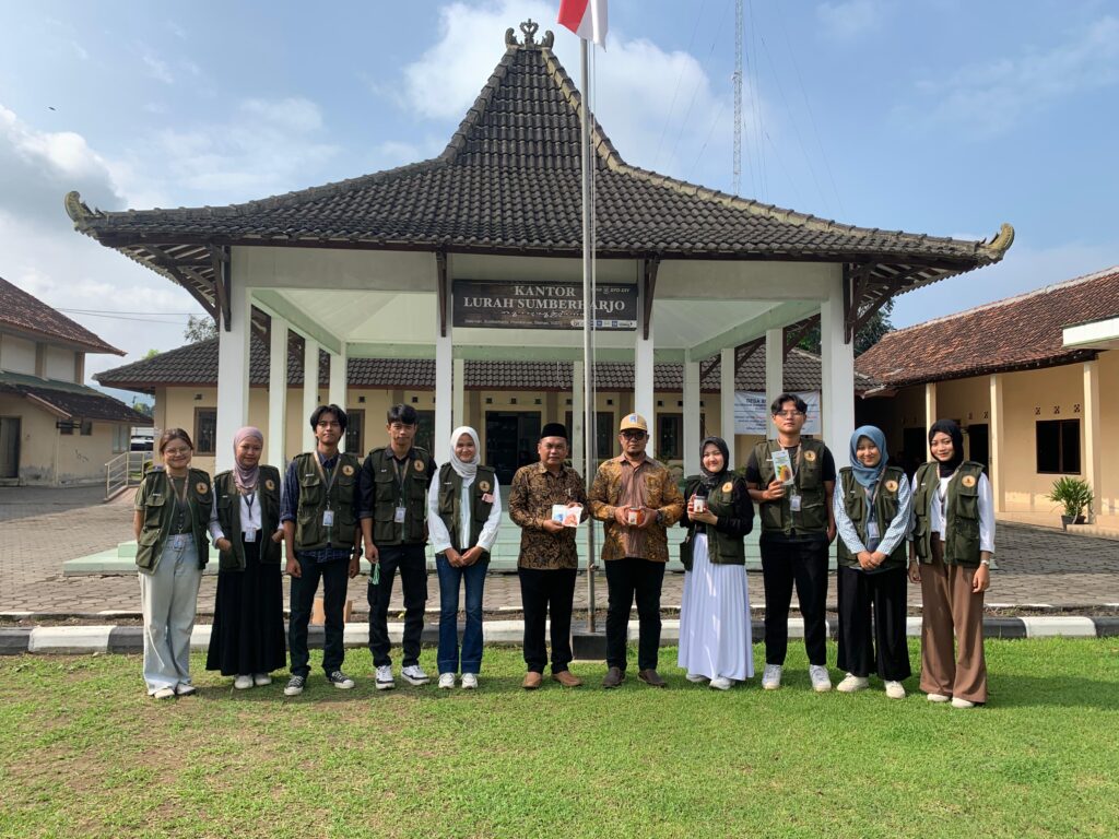 LURAH TERIMA HASIL KARYA PELATIHAN DARI MAHASISWA KKN UNS