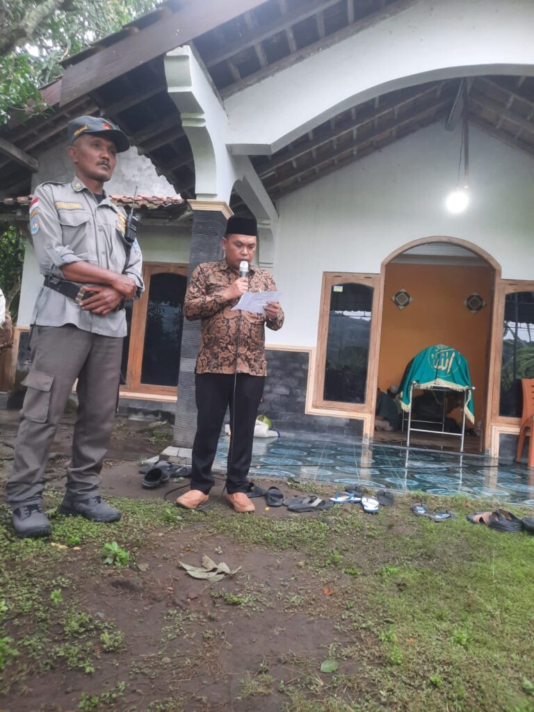 LURAH SERAHKAN AKTA KEMATIAN DI PADUKUHAN KENARAN