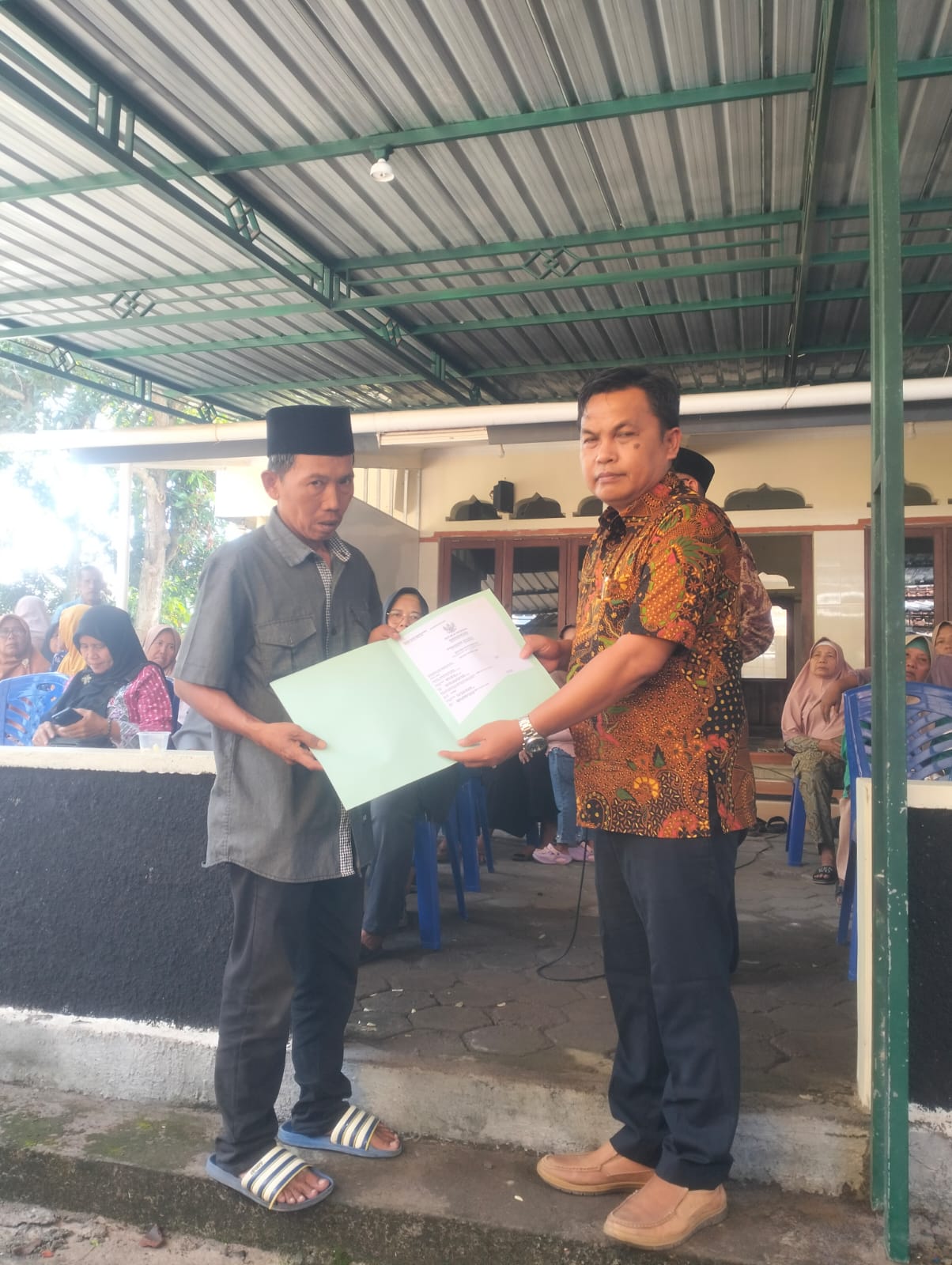 PENYERAHAN AKTA KEMATIAN DI PADUKUHAN SAWO