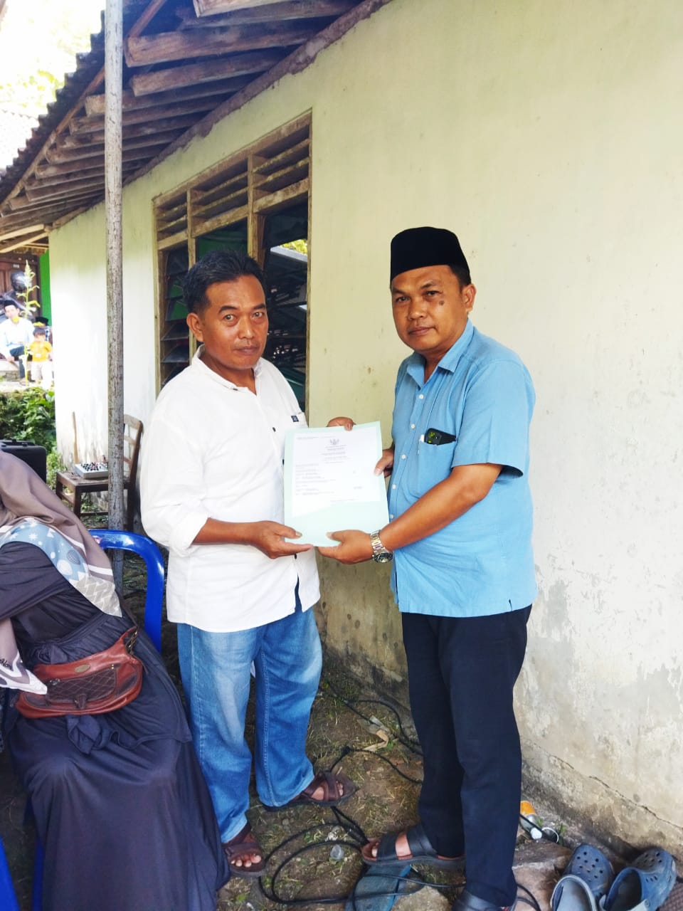 LURAH SERAHKAN AKTA KEMATIAN