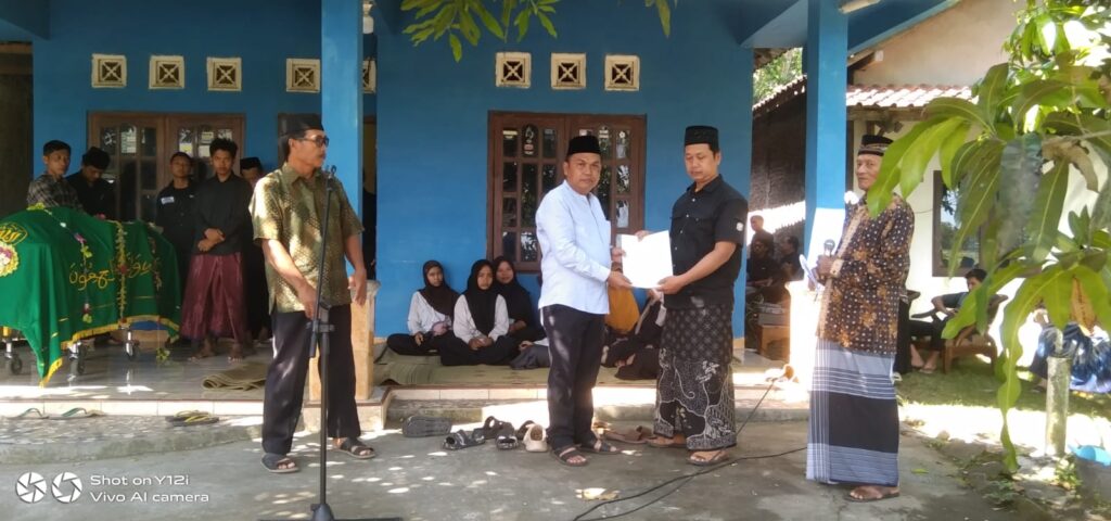LURAH SERAHKAN AKTA KEMATIAN DI PADUKUHAN BERJO