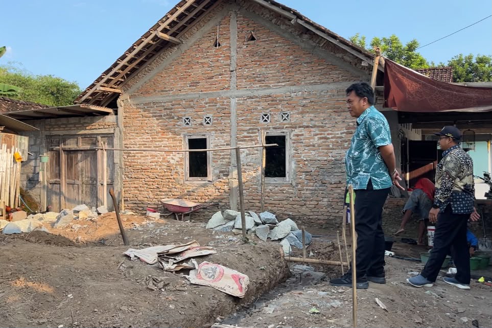 MONITORING PELAKSANAAN PEMBANGUNAN RUMAH GAYA ARSITEKTUR KHAS YOGYAKARTA