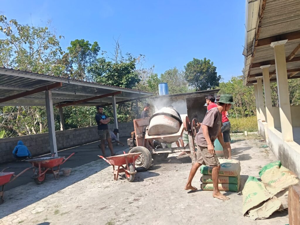 GOTONG ROYONG WARGA BULUSARI PERKERAS HALAMAN MUSHOLLA