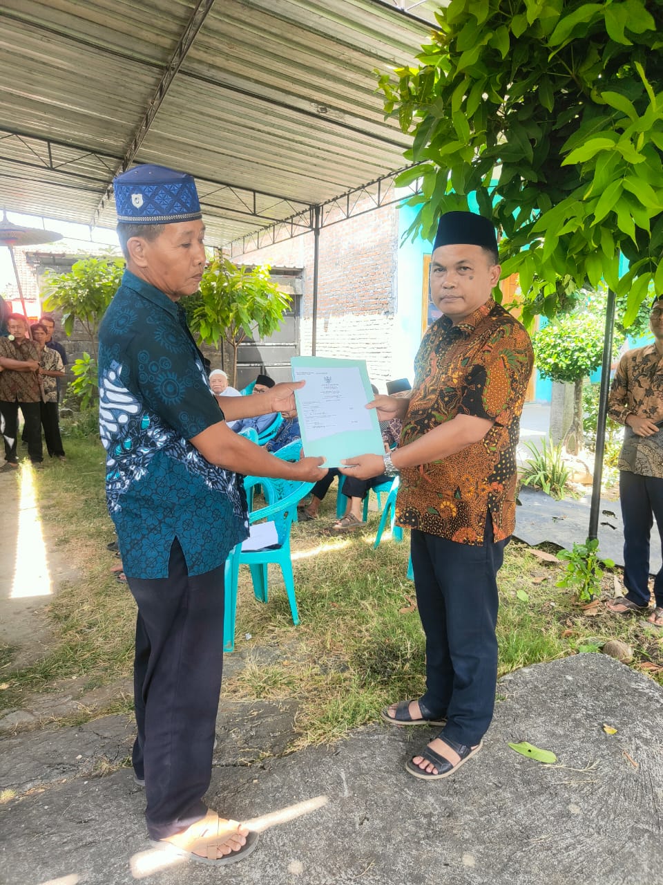 LURAH SERAHKAN AKTA KEMATIAN