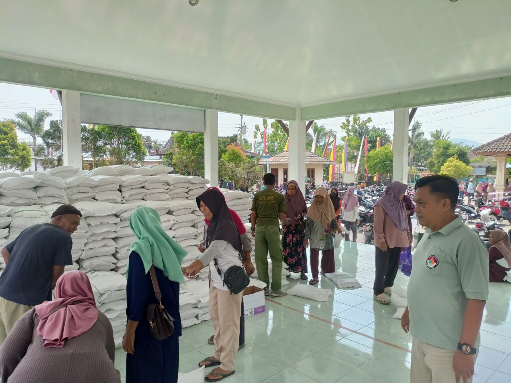 LURAH PANTAU PENYALURAN BANTUAN BERAS