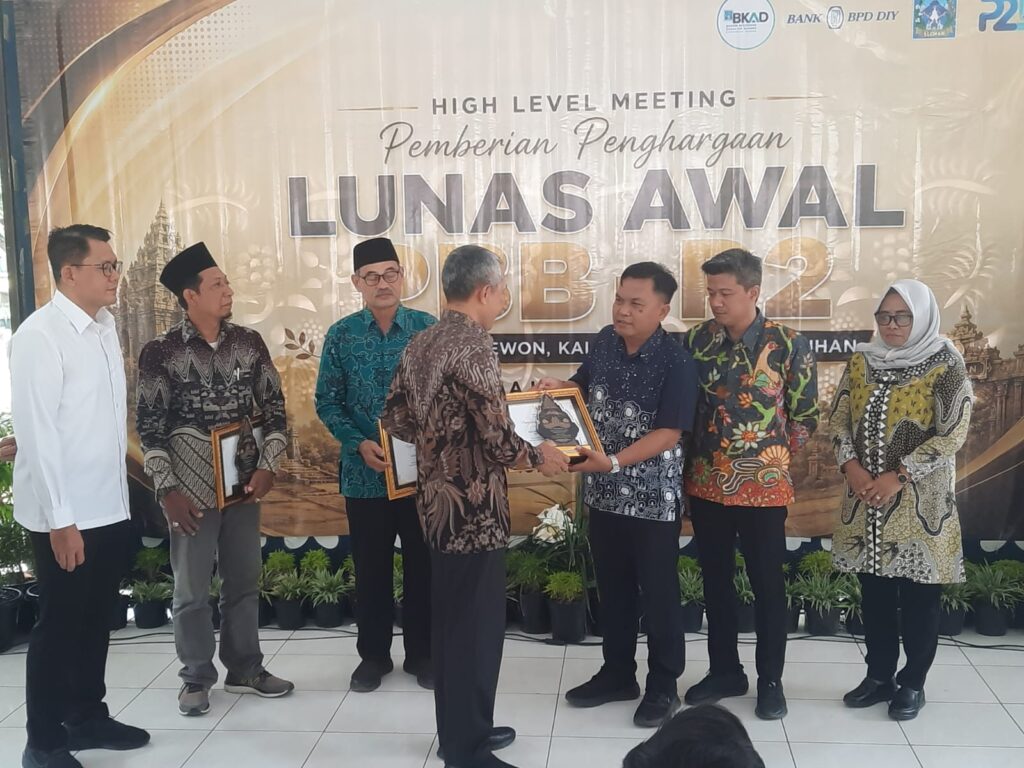 LURAH TERIMA PENGHARGAAN LUNAS AWAL PEMBAYARAN PBB-P2