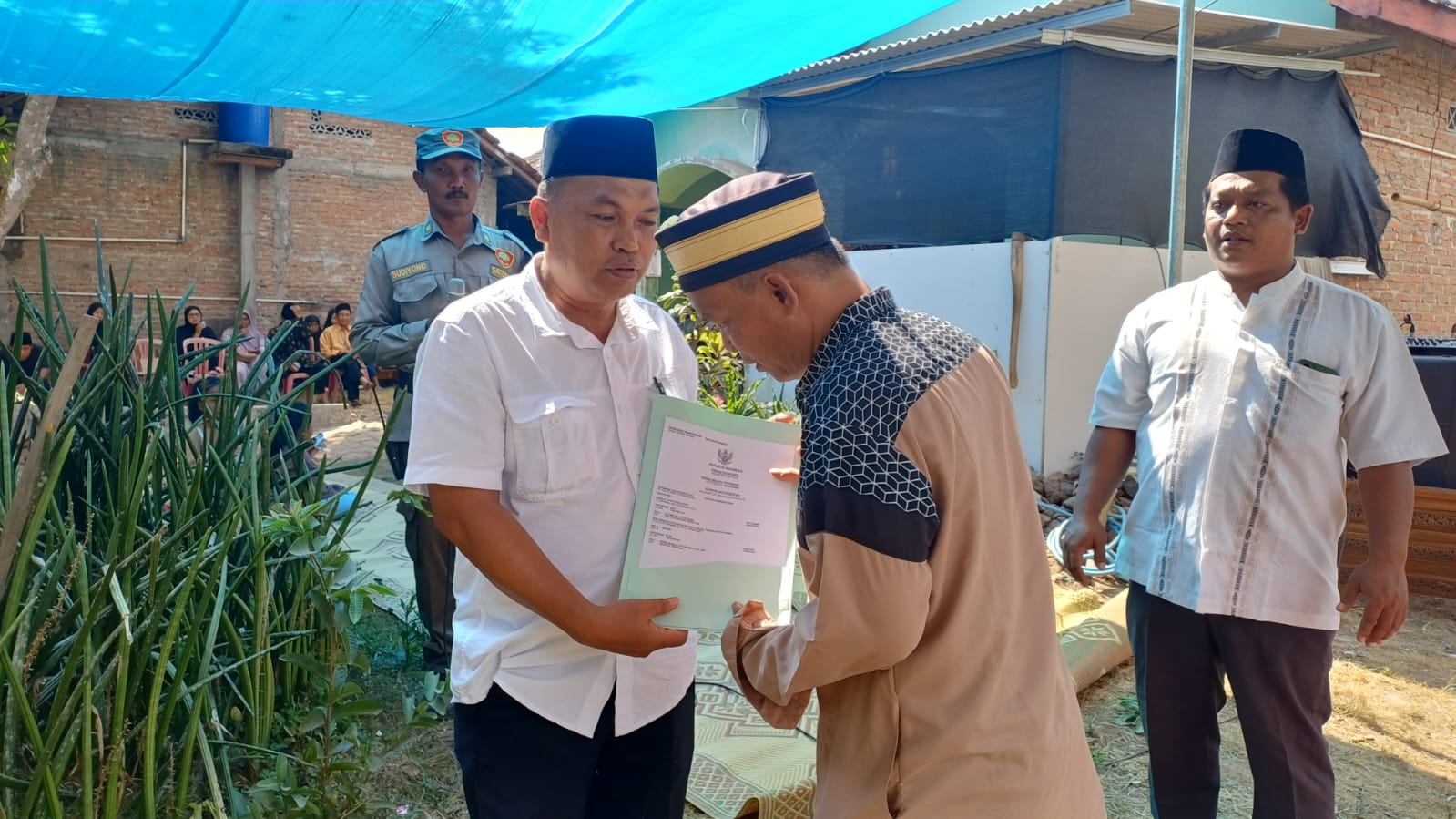 LURAH SERAHKAN AKTA KEMATIAN