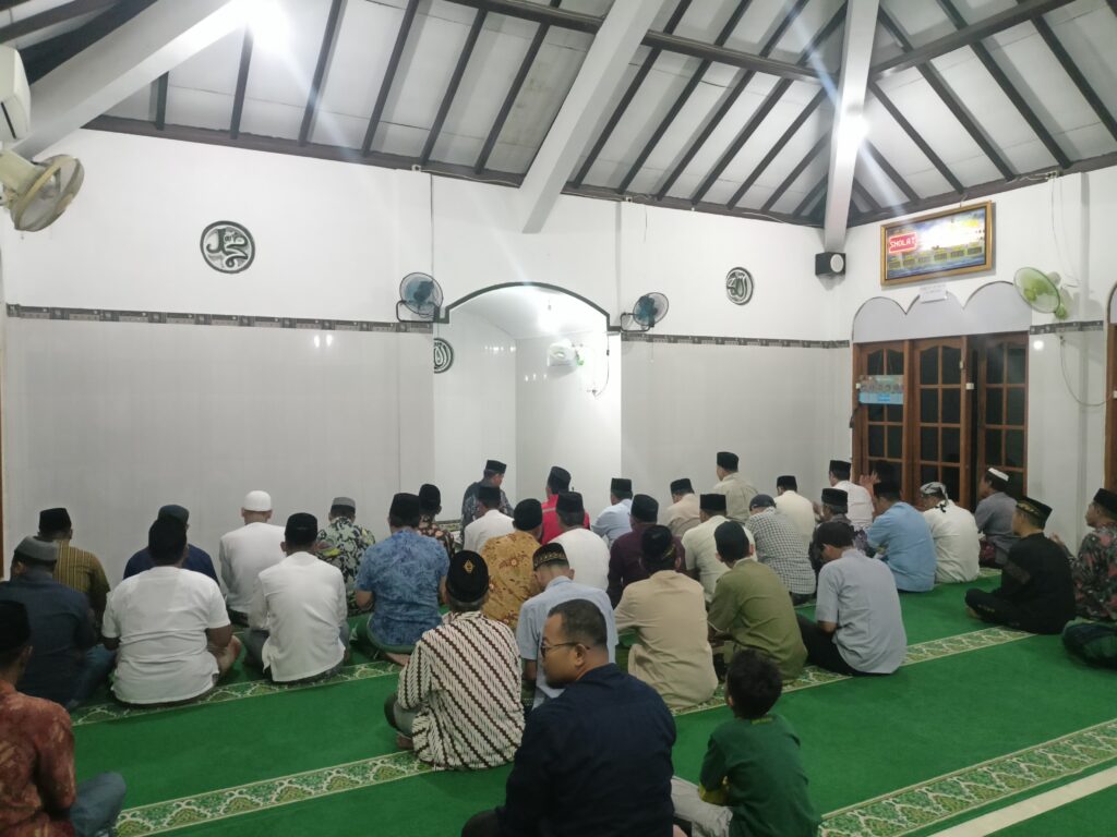 LURAH DAN PAMONG SHOLAT SUBUH DI PADUKUHAN BERJO