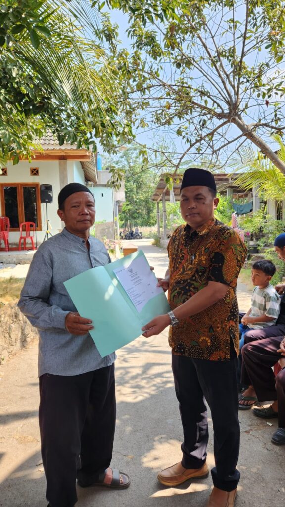 LURAH SERAHKAN AKTA KEMATIAN DI PADUKUHAN BERJO